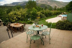 Outdoor dining - L'oiseau Chantant - Villa With Pool, Garden, Wifi (Fuilla)