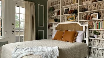 4 bedrooms, desk, iron/ironing board, travel crib