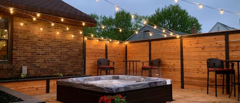 Outdoor spa tub