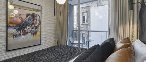 Een bureau, een strijkplank/strijkijzer, gratis wifi, beddengoed