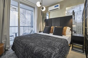 Een bureau, een strijkplank/strijkijzer, gratis wifi, beddengoed