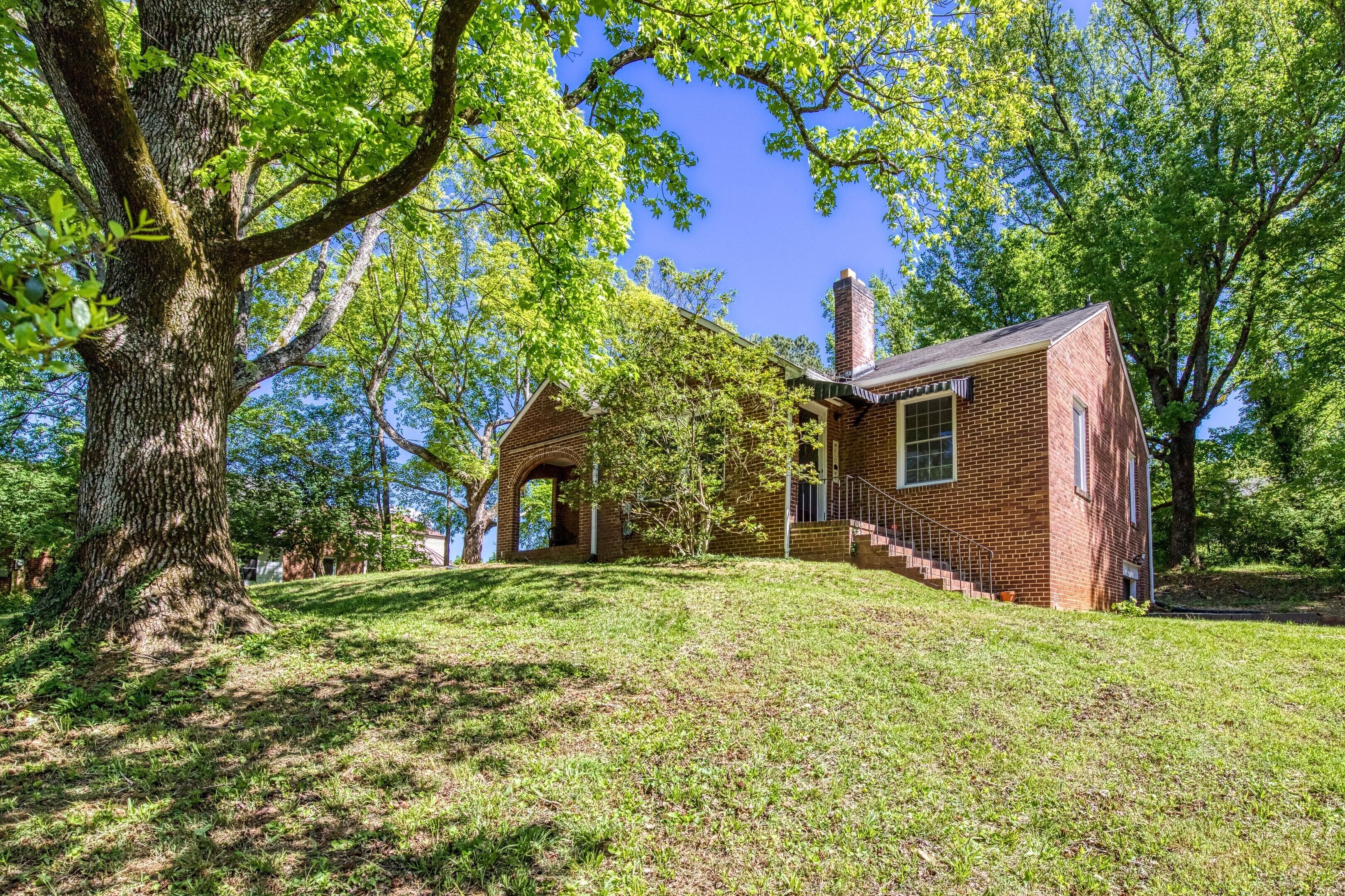 This house is a 3 bedroom(s), 1 bathrooms, located in Knoxville, TN.