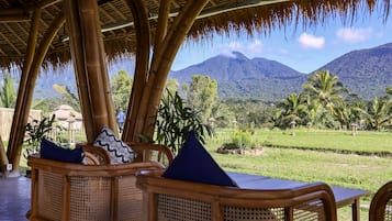 Se sirven desayunos, comidas y cenas con vista al jardín
