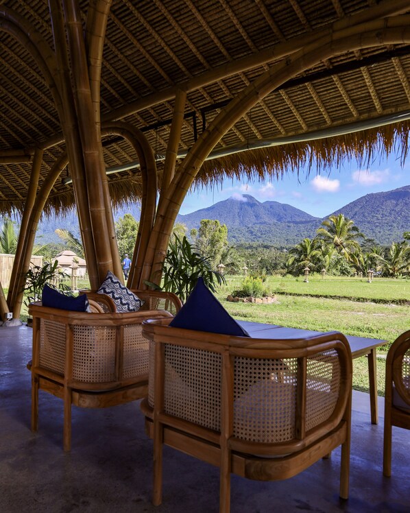 Serviço de café da manhã, almoço, jantar; vistas para o jardim