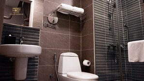 Duplex luxo, 1 quarto, para não fumantes, geladeira e micro-ondas | Banheiro | Banheira e chuveiro separados, ducha de hidromassagem