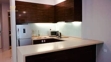 Refrigerador con freezer, microondas, placa de cocina