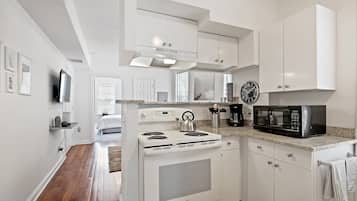 Kühlschrank, Mikrowelle, Ofen, Herdplatte