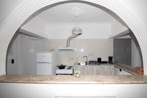 Oven, stovetop, coffee/tea maker, electric kettle - Traditional 1 bedroom apartment Thira-Santo 'Harmony' (Καρτεραδος)
