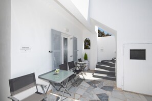 Outdoor dining - Traditional 1 bedroom apartment Thira-Santo 'Harmony' (Καρτεραδος)