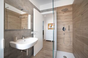 Dusche, Haartrockner, Bidet, Handtücher