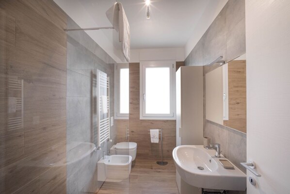 Dusche, Haartrockner, Bidet, Handtücher