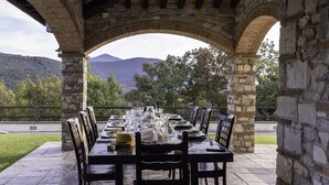 A stone-arched outdoor dining area with a view of mountains and trees. - Villa Le Croci beautiful tuscan villas with infinity p/pool (Croci Di Calenzano)