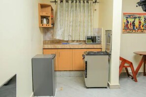 Kühlschrank, Mikrowelle, Herdplatte, Wasserkocher mit Kaffee-/Teezubehör