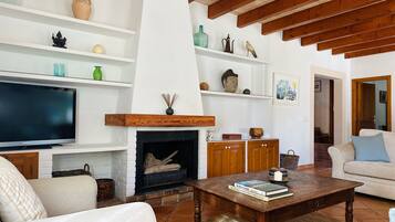 Een smart-tv en een open haard