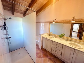 Douche, sèche-cheveux, bidet, serviettes fournies