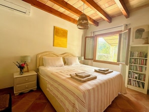 4 bedrooms, iron/ironing board, free WiFi, bed sheets