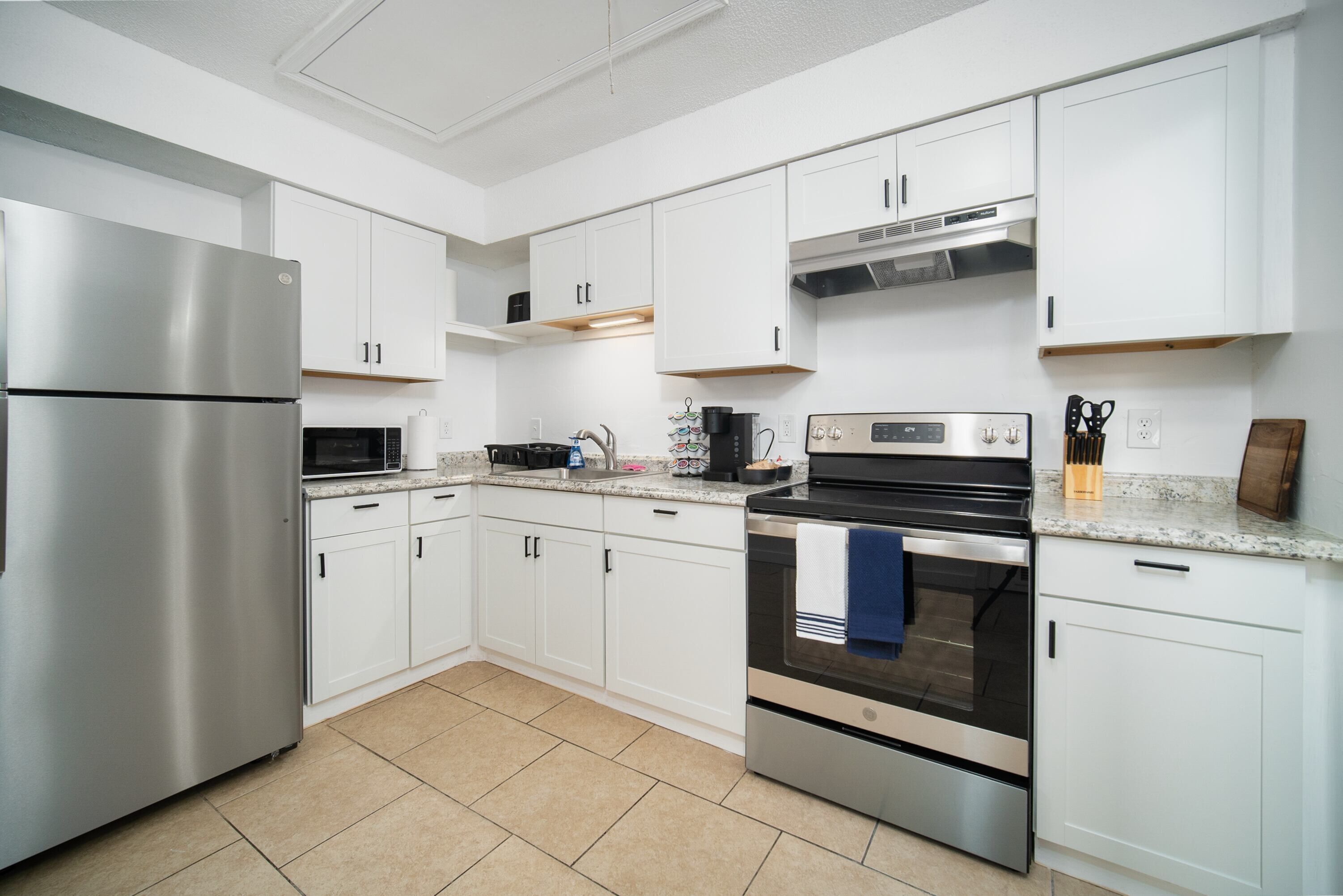 Cozy, fully-furnished 2BR/1BA apartment with ample parking in Jacksonville's Southside