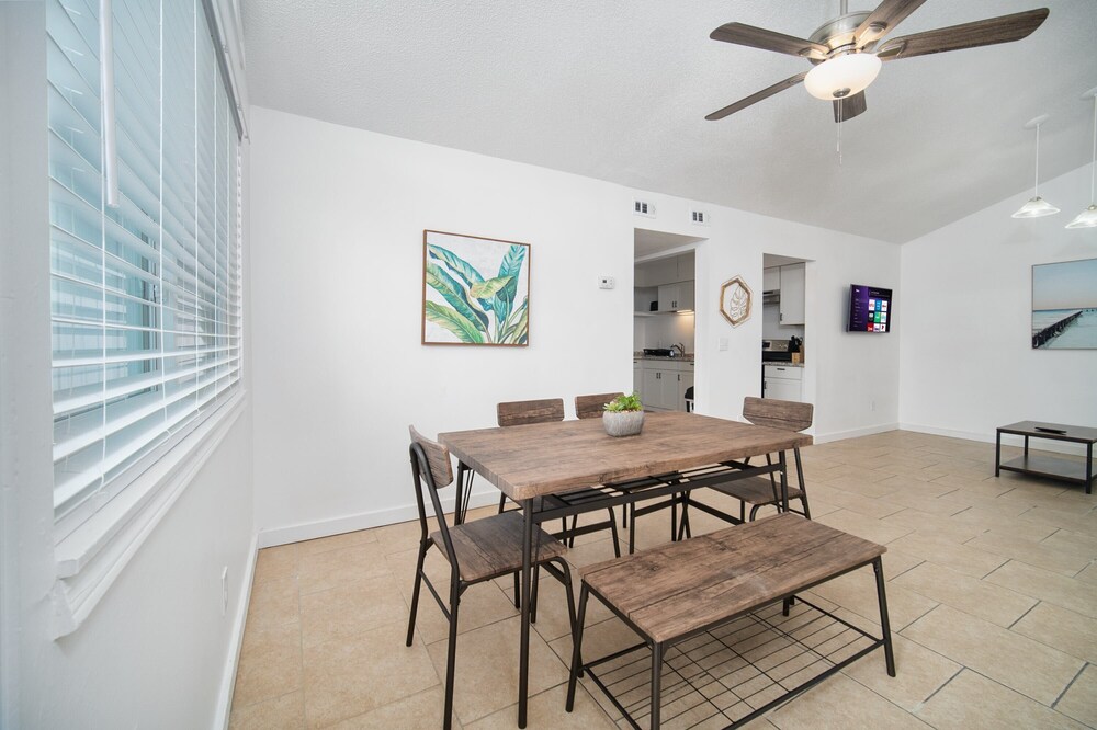 Cozy, fully-furnished 2BR/1BA apartment with ample parking in Jacksonville's Southside