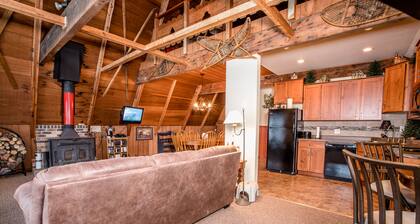 Charming Vacation Home with View of Ski Hill & Dogs Allowed