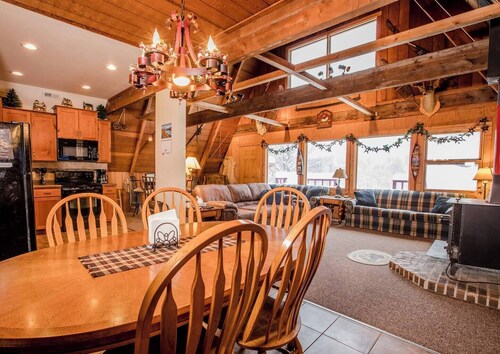 Charming Vacation Home with View of Ski Hill & Dogs Allowed