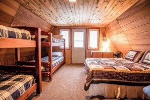 3 bedrooms, iron/ironing board, free WiFi, bed sheets - Charming Vacation Home with View of Ski Hill & Dogs Allowed (Ironwood)