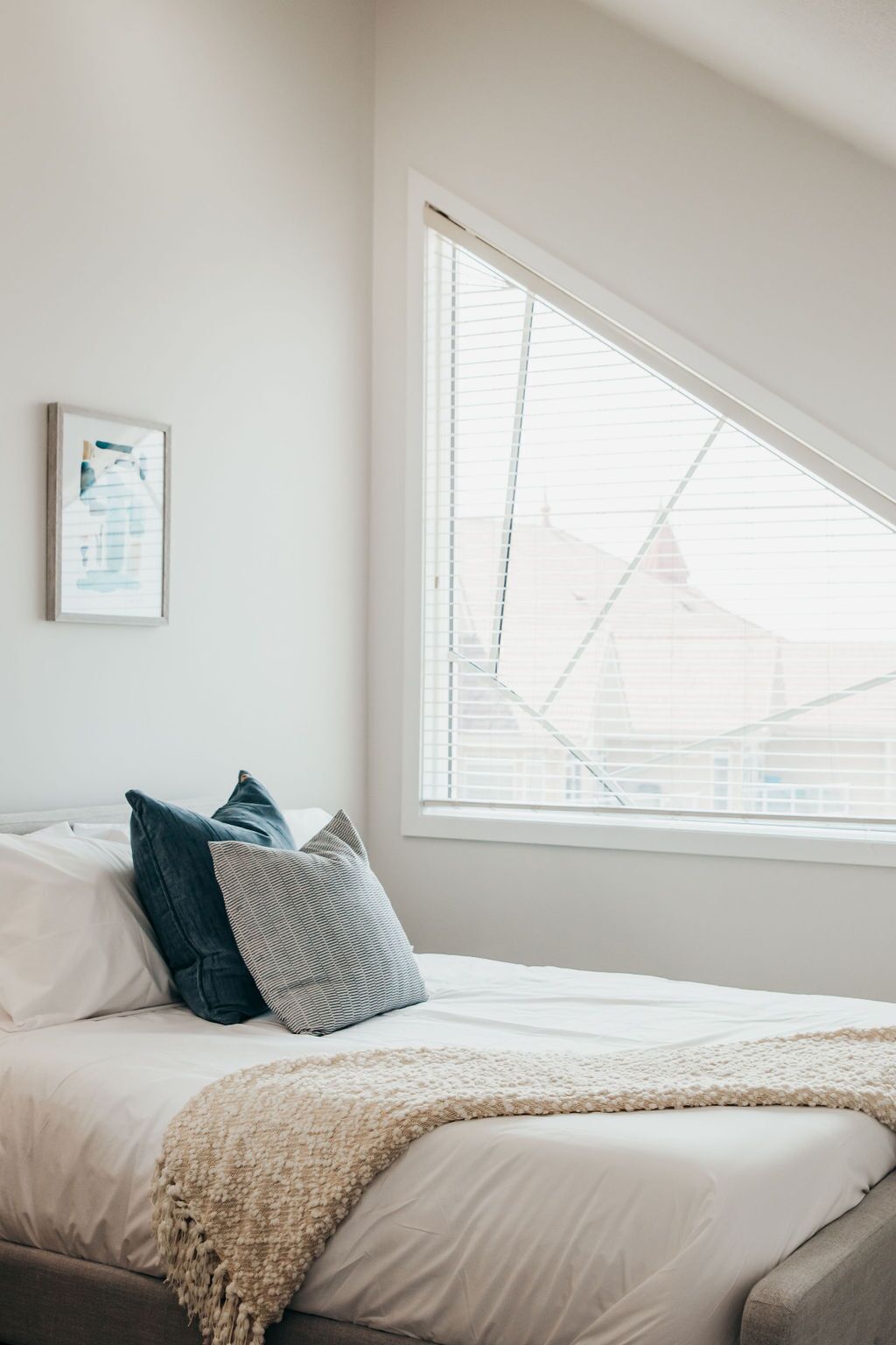 This apartment is a 2 bedroom(s), 2 bathrooms, located in Kelowna, BC.