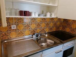 Kühlschrank, Herdplatte, Wasserkocher mit Kaffee-/Teezubehör