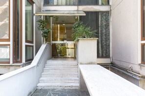 Property entrance - notaMI - Twins Apartment  (Milan)