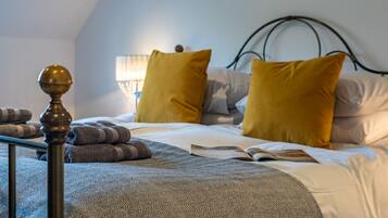 3 bedrooms, desk, iron/ironing board, travel crib