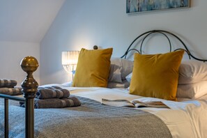 3 chambres, bureau, fer et planche à repasser, lit parapluie