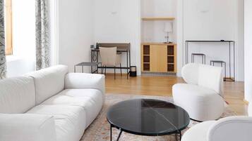 Suite | Living area | 45-inch flat-screen TV with satellite channels, TV