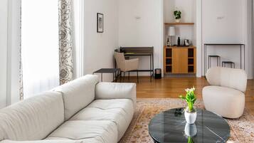 Suite | Living area | 45-inch flat-screen TV with satellite channels, TV