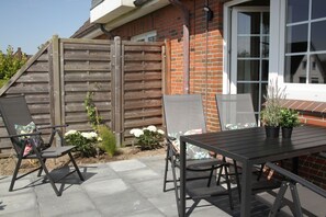 Outdoor dining - Topsanierte Ferienwohnung mit Sauna, Terrasse u. Garten (Büsum)