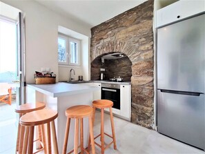 ثلاجة، ميكروويف، فرن، موقد طهي مسطح