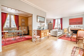 TV - A Romance in Rouge, by Veeve (Paris)