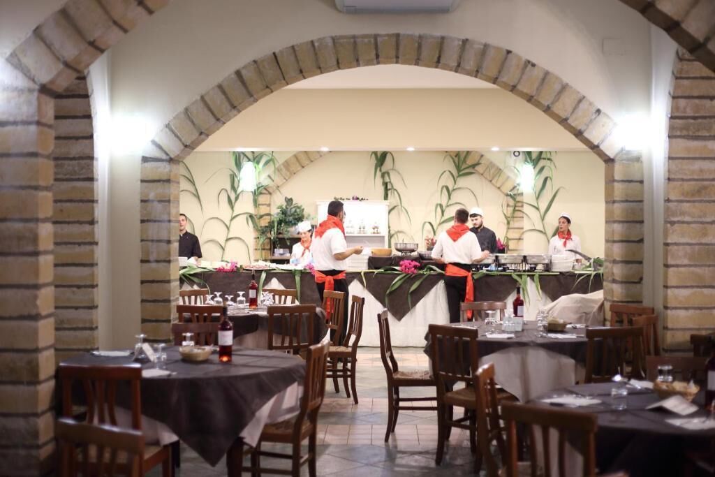 Frokost, lunsj og middag serveres, utsikt mot bassenget