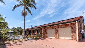 Exterior - Maxi's – pet friendly, walk to beach, EV charger (Culburra Beach)