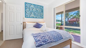 5 bedrooms, laptop workspace, iron/ironing board, travel cot - Maxi's – pet friendly, walk to beach, EV charger (Culburra Beach)