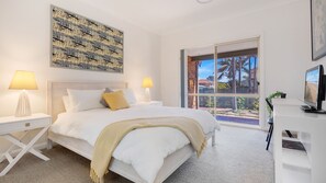 5 bedrooms, laptop workspace, iron/ironing board, travel cot - Maxi's – pet friendly, walk to beach, EV charger (Culburra Beach)