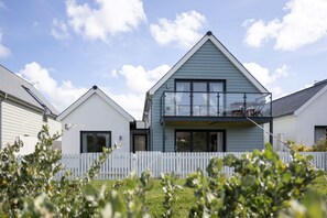 Exterior - Stylish, pet friendly beach house in Westward Ho! Perfect for families & couples (Bideford)