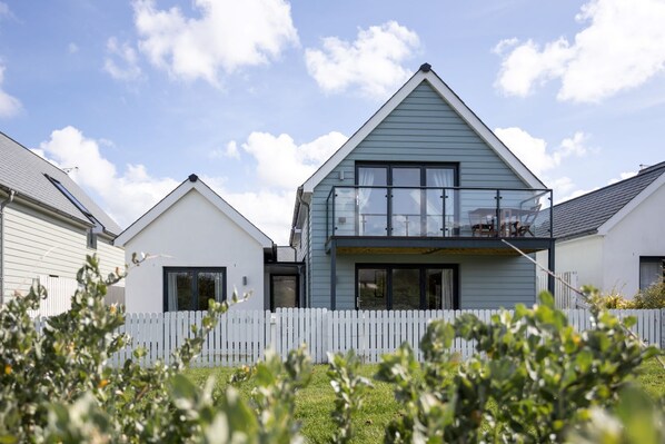 Exterior - Stylish, pet friendly beach house in Westward Ho! Perfect for families & couples (Bideford)