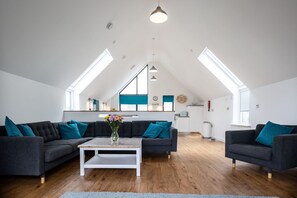 Smart TV, DVD player, stereo - Stylish, pet friendly beach house in Westward Ho! Perfect for families & couples (Bideford)