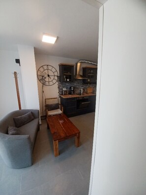 Smart TV, stereo - Caveromane 2 (Pula)