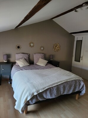 1 bedroom, travel cot, free WiFi, bed sheets