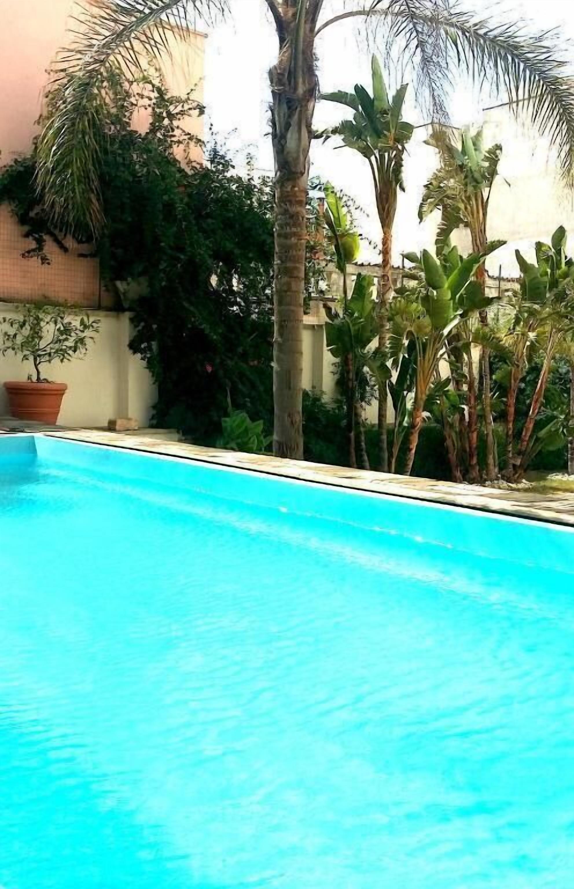 Una piscina al aire libre de temporada
