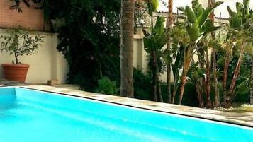 Una piscina al aire libre de temporada