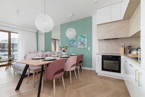 Réfrigérateur, un four, surface de cuisson, lave-vaisselle