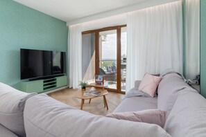 Televisión y oficina 