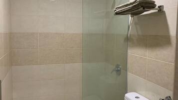 Standardzimmer, 1 Schlafzimmer, Raucher | Badezimmer | Dusche, Hausschuhe, Bidet, Handtücher