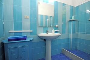 Shower, hair dryer, bidet, towels - House with Private Courtyard 200 m from the Cliffs (Procida)